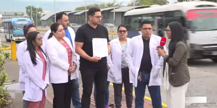 ¡Lisos y sin pisto! Médicos denuncian despidos en el 911, con salarios pendientes y sin derechos