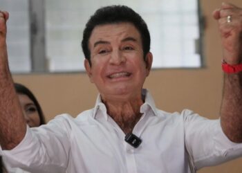 ¡Ni él se entiende! En menos de lo que canta un gallo, Nasralla pasa de “no seré candidato” a “si tengo salud, podría participar”