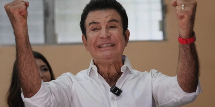 ¡Ni él se entiende! En menos de lo que canta un gallo, Nasralla pasa de “no seré candidato” a “si tengo salud, podría participar”