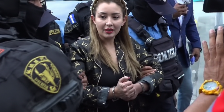 ¡Para audiencia! Llega a la capital la hija de Los Valle Valle, acusada de triple crimen