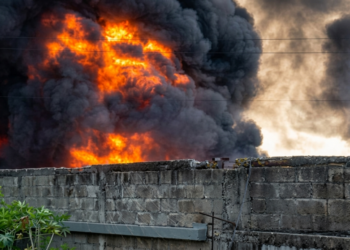 ¡Pérdidas millonarias! Pavoroso incendio arrasa almacenes de depósito en SPS