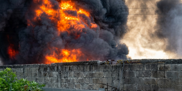 ¡Pérdidas millonarias! Pavoroso incendio arrasa almacenes de depósito en SPS