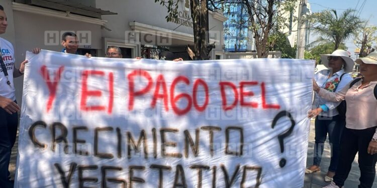 ¡Plantón! En Casa Presidencial, docentes exigen pago de crecimiento vegetativo