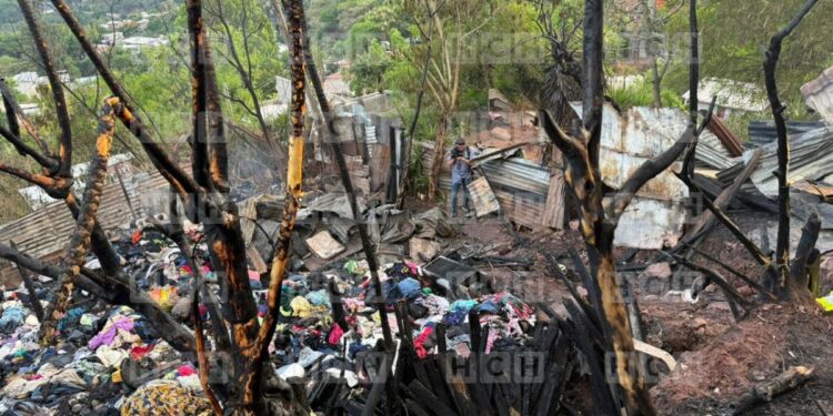 ¡Triste! Pavoroso incendio dejó en la calle a cinco familias en Nueva Suyapa