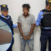 ¡Qué cosas! Capturan a hombre que maltrataba a su esposa y durante su arresto mordió a una funcionaria policial