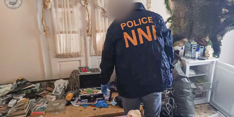 Detienen en Hungría a un hombre caníbal de 30 años que coleccionaba partes de cuerpos humanos de cementerios abandonados