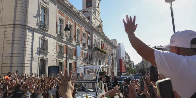 El papa León XIV denunció la violencia contra las mujeres en una vigilia, ante 40,000 personas, en Barcelona