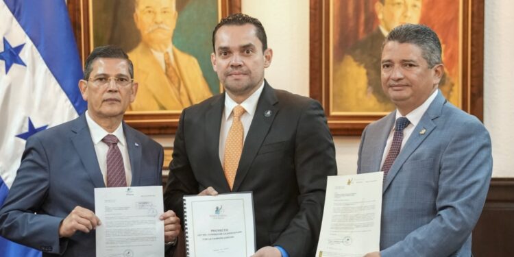Presidente de CSJ entregó al Congreso el anteproyecto de ley del Consejo de la Judicatura