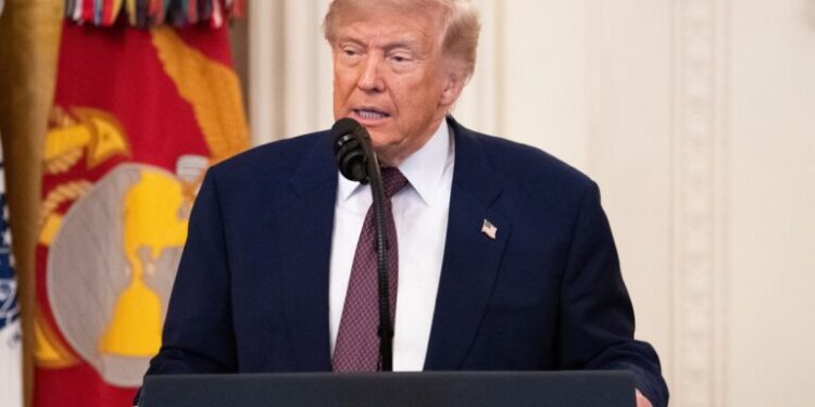 Trump ordena investigar a petroleras por alto precio de la gasolina: “Más les vale bajar los precios”