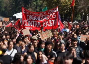 Manifestación contra Kast termina con 35 detenidos, heridos y cuestionamientos al accionar policial
