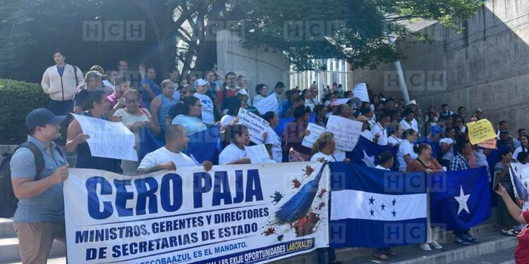 ¡Protesta por chamba! “Escoba azul”, exigen bases nacionalistas en el Centro Cívico