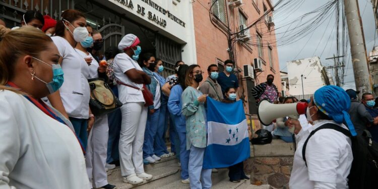 CONADEH: retraso en salarios de médicos afecta derechos laborales y atención en la salud