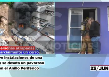 “Ella está adentro y no me contesta”: Desesperado, hombre dejó a su esposa en edificio aplastado por cerro y teme lo peor