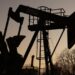 Petróleo se desploma hasta por debajo de los US$ 70 y cotiza en sus niveles más bajos desde febrero