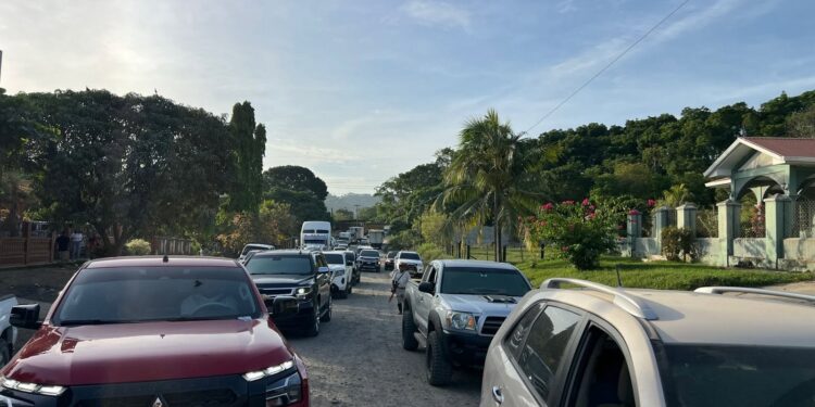 “Es intransitable”: Pobladores se tomaron la CA-13 en Atlántida, exigiendo se concluya bacheo de 8 kilómetros