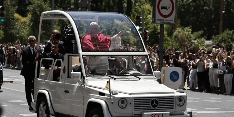 130.000 personas reciben al papa en las calles de Madrid en su primer día en España