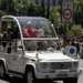 130.000 personas reciben al papa en las calles de Madrid en su primer día en España