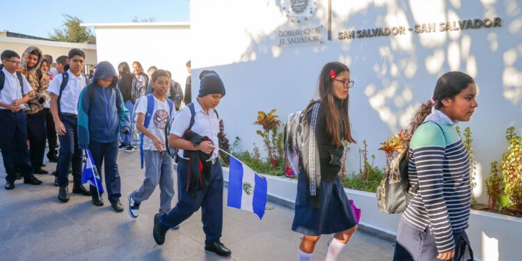 Ministerio de Educación de El Salvador suspende las clases presenciales por la tormenta tropical Cristina