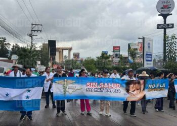 ¡Protestas! Médicos salen a las calles con un “rosario” de exigencias al gobierno