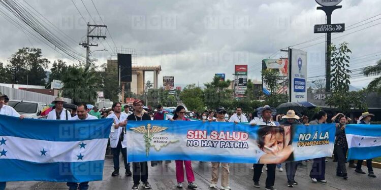 ¡Protestas! Médicos salen a las calles con un “rosario” de exigencias al gobierno