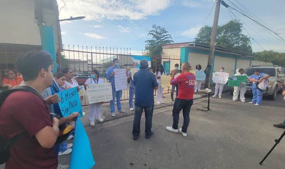 “Nos deben 10 meses y tenemos familias que mantener”: Se toman el hospital Leonardo Martínez por falta de pago