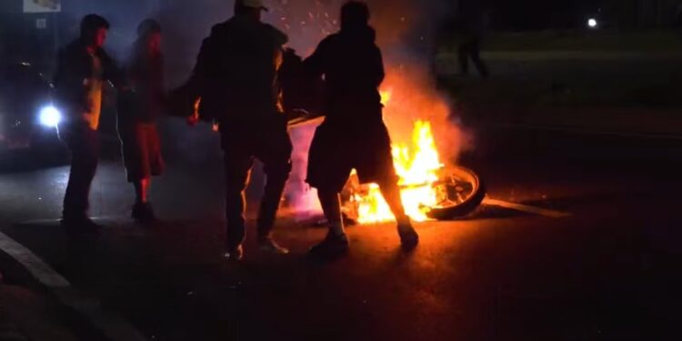 Por andar haciendo piques, motociclista casi amanece en la morgue | Móvil Emergencia TGU