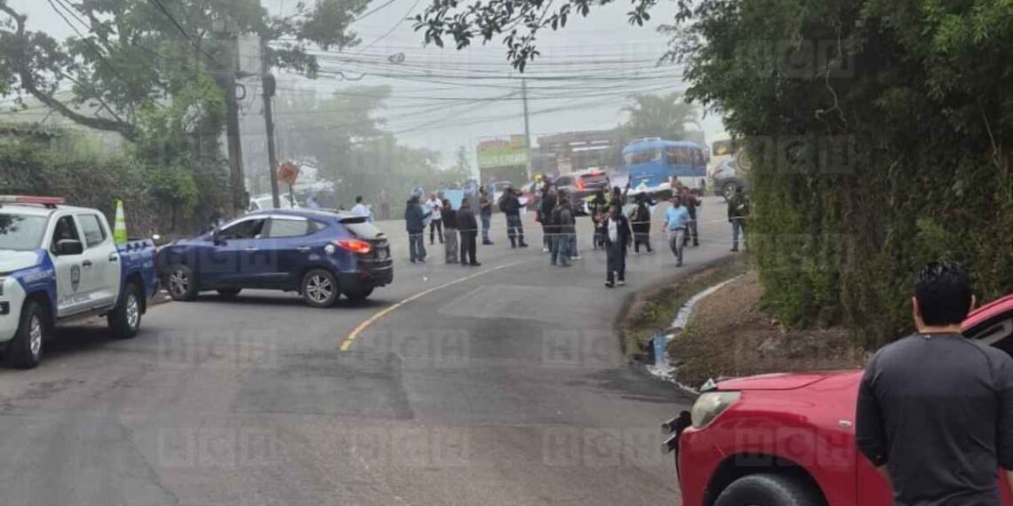 Protestan en El Hatillo exigiendo pavimentación hacia comunidades de La Tigra; la SIT promete que será a fin de año