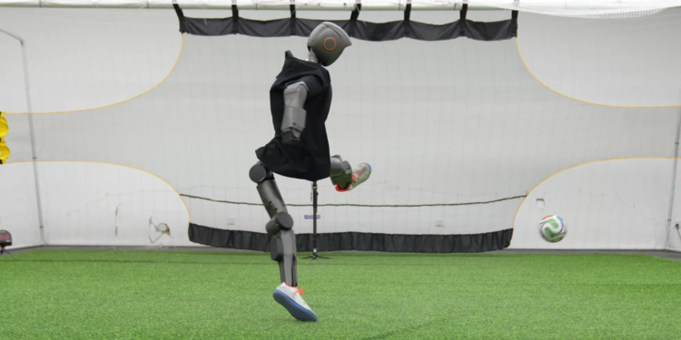 Robot futbolista rompe límites: su disparo abolla una pared y enciende la era del fútbol tecnológico