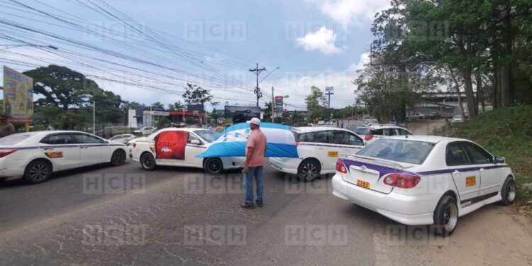 ¡En diversos sectores del país! Taxistas organizados protestan contra legalización de los VIP, Uber e InDriver