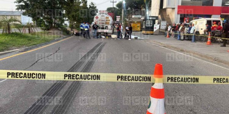 ¡Tragedia! Dos muertos al estrellarse moto con “pipa” de combustible en Villanueva, Cortés