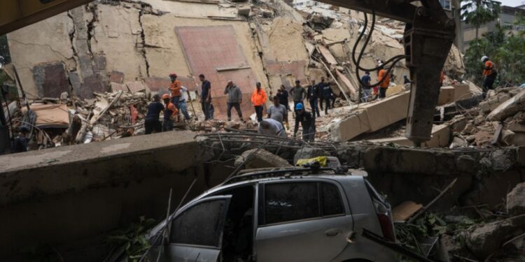 Se elevan a 235 los muertos y a más de 4,300 los heridos por el doble sismo en Venezuela