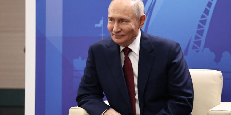 Putin ironiza sobre cómo Trump «educó» a Zelenski ante sus modales y vestirse como Rambo