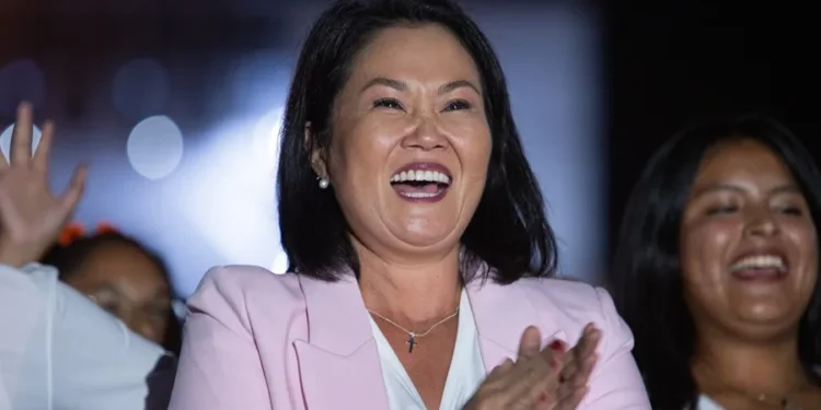 Keiko Fujimori se acerca a ganar la elección presidencial en Perú, con 40,000 votos más que Roberto Sánchez