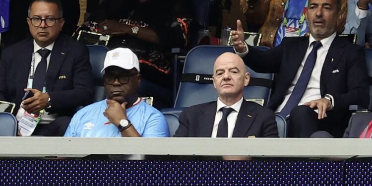 El motivo por el que Gianni Infantino recibe críticas por estar en dos partidos por día del Mundial