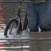 ¡Con el agua a las rodillas! Inundada la calle de la colonia Sandoval Sorto