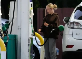 Los precios de la gasolina en EEUU caen por debajo de los 4 dólares por primera vez desde marzo