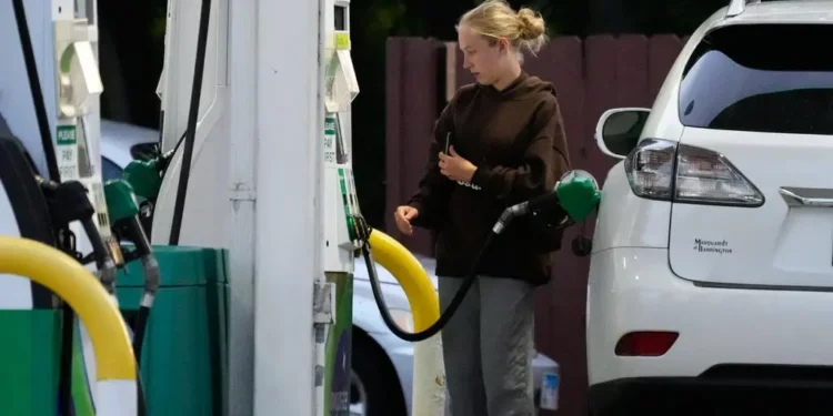 Los precios de la gasolina en EEUU caen por debajo de los 4 dólares por primera vez desde marzo