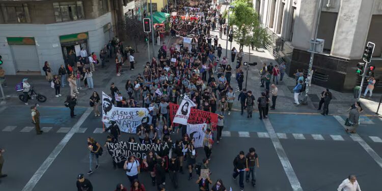 Protestas acompañan la primera comparecencia de Kast ante el Parlamento de Chile