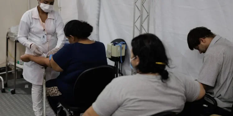 Brasil suspende la vacuna del dengue por su relación con dos muertes y 42 pacientes graves