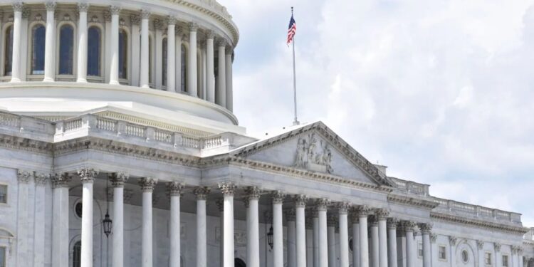 El Senado de Estados Unidos aprueba un paquete de 70,000 millones de dólares para operaciones migratorias