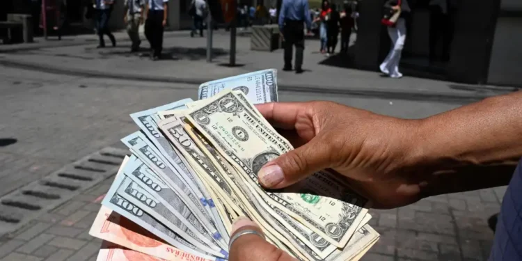 Remesas a El Salvador, Guatemala y Honduras suman 15,852 millones de dólares, un 10,7% más