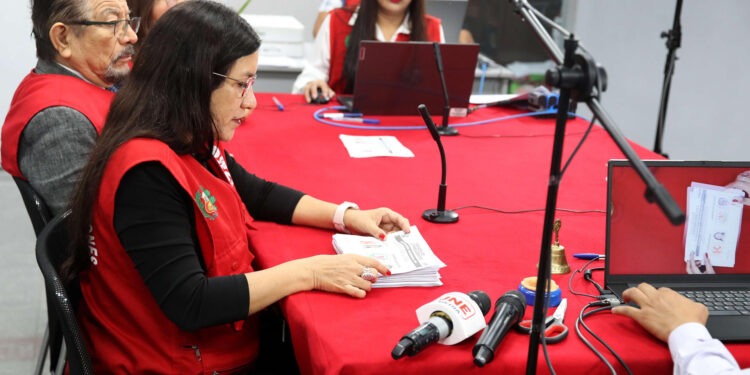 El Jurado electoral de Perú espera proclamar los resultados de la elección presidencial el 3 julio