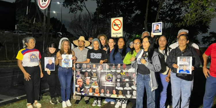 Familiares de presos políticos protestan frente a embajada de EEUU en Caracas
