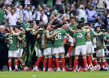 México está debutando con pie derecho en el mundial y vence 2-0 a Sudáfrica
