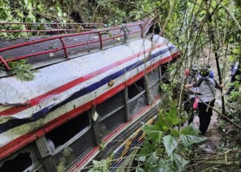 Autobús con pasajeros cayó a un barranco en una zona montañosa de Guatemala dejando cuatro muertos