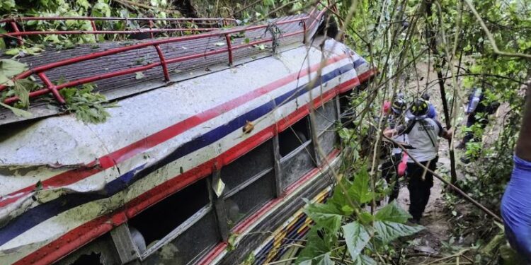 Autobús con pasajeros cayó a un barranco en una zona montañosa de Guatemala dejando cuatro muertos