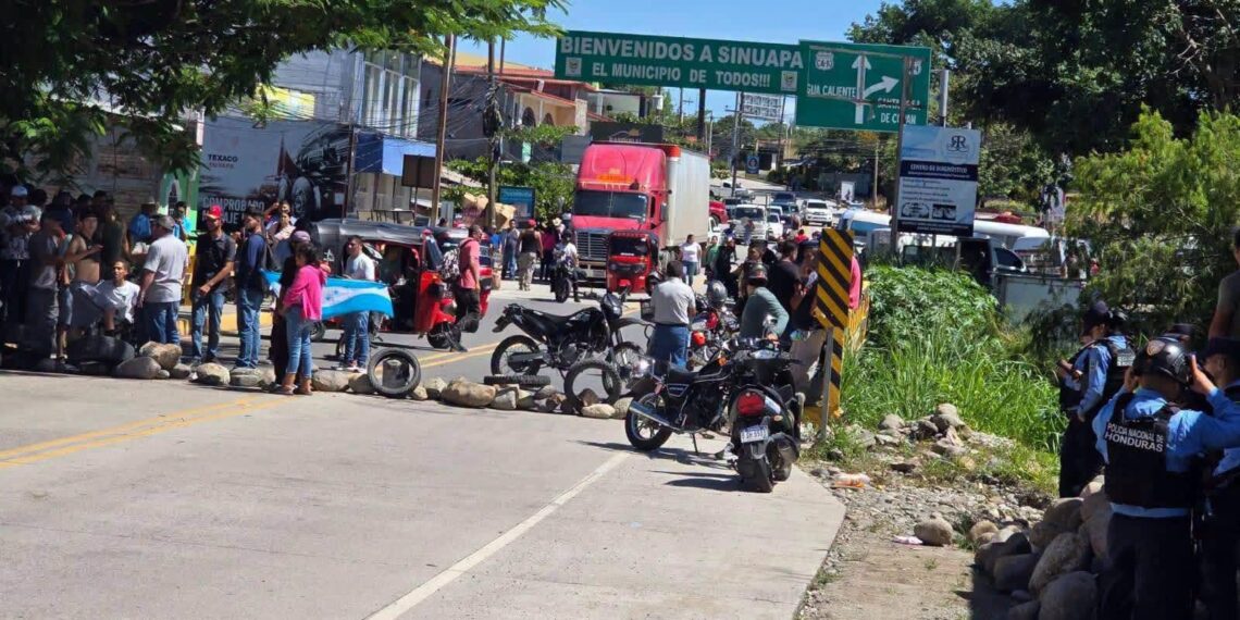 ¡Cansados de los apagones! Pobladores mantienen tomada la CA-4 en Ocotepeque