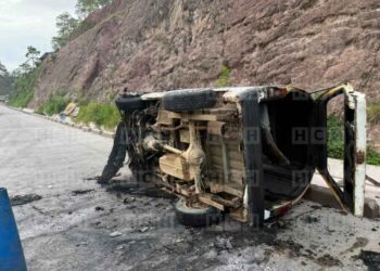 ¡Casi es tragedia! Familia por poco muere calcinada dentro de su carro en carretera a Danlí