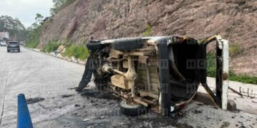 ¡Casi es tragedia! Familia por poco muere calcinada dentro de su carro en carretera a Danlí