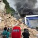 ¡Contrarreloj! Bomberos buscan a personas que estarían atrapadas en bodegas destruidas por cerro
